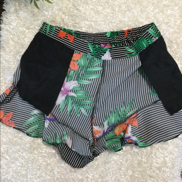 WhoWhatWear Shorts with Flounce 8 - Picture 8 of 8